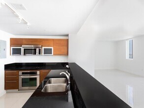 244 Biscayne Blvd, Unit 2002 in Miami, FL - Building Photo - Building Photo