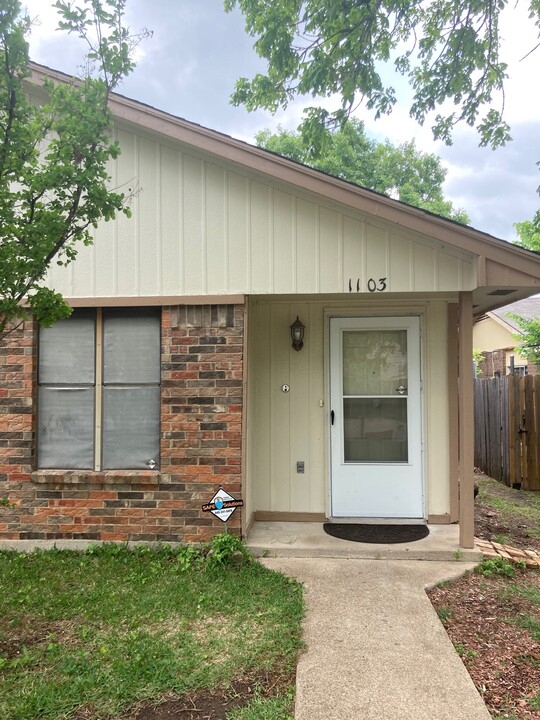 1103 Suburban St in Cedar Hill, TX - Building Photo