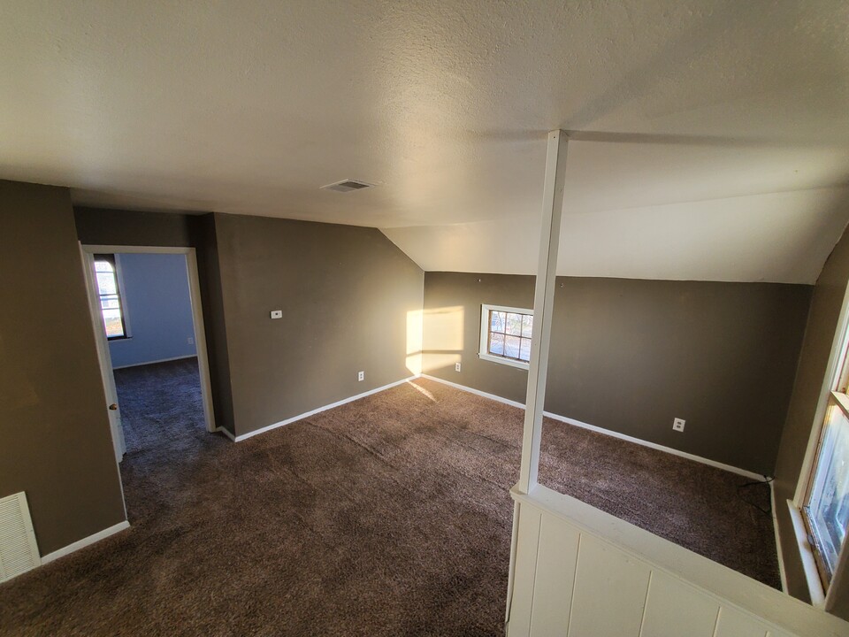 312 Croswell St, Unit Upstairs in Adrian, MI - Building Photo