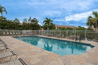 15449 Bellamar Cir in Ft. Myers, FL - Foto de edificio - Building Photo