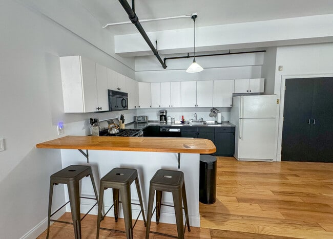 138 Woodland Rd, Unit 6 in Chestnut Hill, MA - Foto de edificio - Building Photo