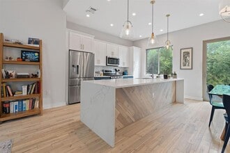 2711 Willow St in Austin, TX - Building Photo - Building Photo