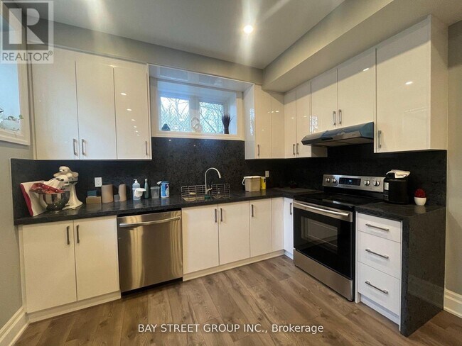 1243 Bridge Rd in Oakville, ON - Building Photo - Building Photo
