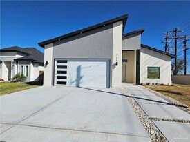 8 N Revolution St in Edinburg, TX - Building Photo