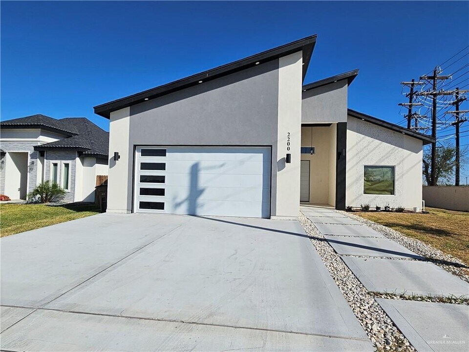 8 N Revolution St in Edinburg, TX - Building Photo