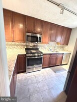 10002 Oakton Terrace Rd in Oakton, VA - Building Photo