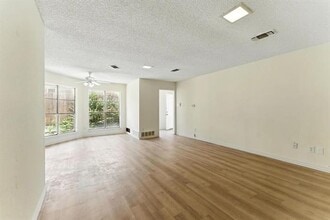 6905 W Cleburne Rd in Fort Worth, TX - Building Photo - Building Photo