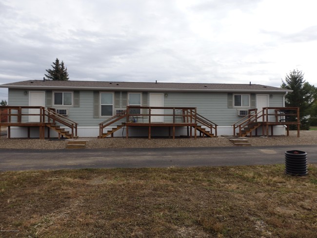 405 1st Ave & Vine St in Arnegard, ND - Foto de edificio - Building Photo