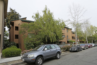 Moss Terrace Apartments in Oakland, CA - Foto de edificio - Building Photo