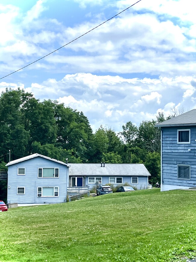 Country Gardens Apartments in Freeville, NY - Foto de edificio - Building Photo