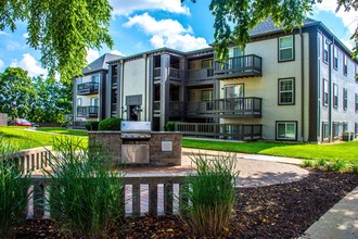 Jefferson on the Lake in Olathe, KS - Foto de edificio - Building Photo