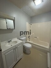 24 W Buchanan Ave in Charleston, IL - Foto de edificio - Building Photo