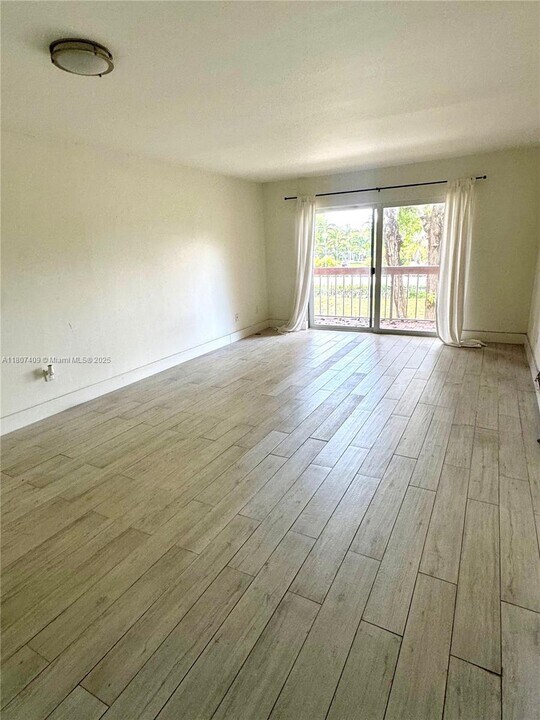 7860 Camino Real in Miami, FL - Building Photo