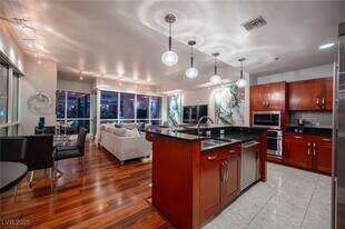 4525 Dean Martin Dr in Las Vegas, NV - Building Photo