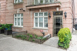 215 Parkville Ave in Brooklyn, NY - Foto de edificio - Building Photo