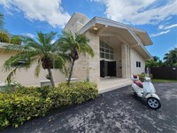 9825 Broadview Terrace in Bay Harbor Islands, FL - Foto de edificio - Building Photo