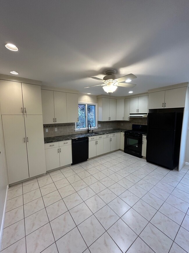 15 Old Village Ln in Trumbull, CT - Building Photo - Building Photo