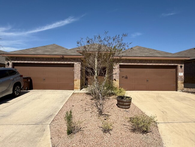 214 Kaspar Way in Canyon Lake, TX - Foto de edificio - Building Photo