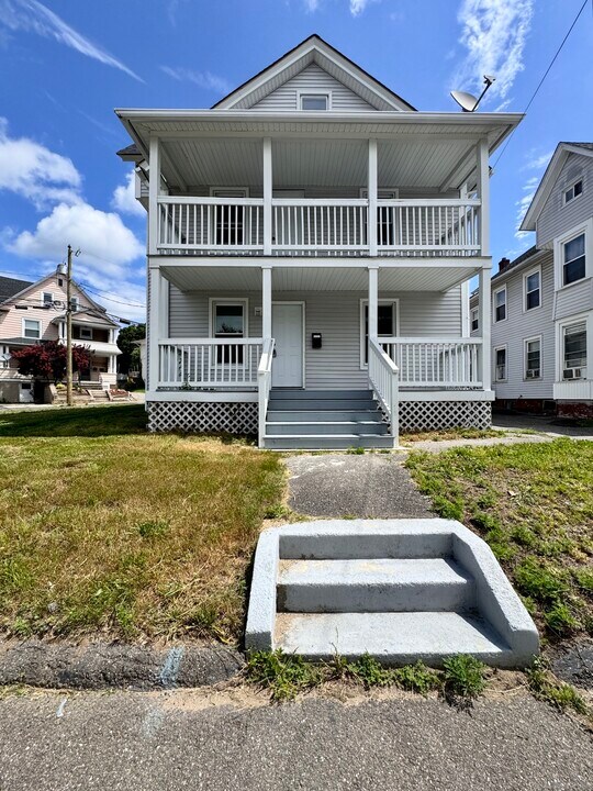 112 Brookside Ave in Torrington, CT - Building Photo