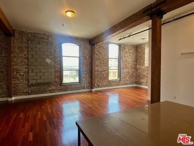 652 Mateo St in Los Angeles, CA - Building Photo - Building Photo