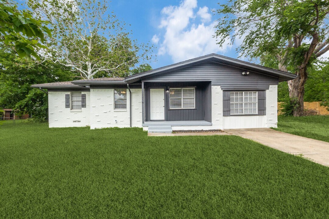 676 Pine St in Lewisville, TX - Building Photo