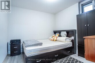 35 Roberta Dr in Toronto, ON - Building Photo - Building Photo