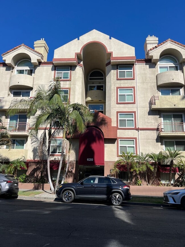 property at 620 S Gramercy Pl