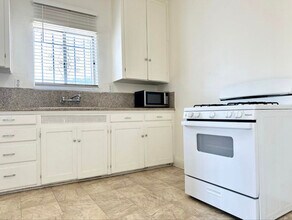 1016 W 108th St in Los Angeles, CA - Building Photo - Building Photo