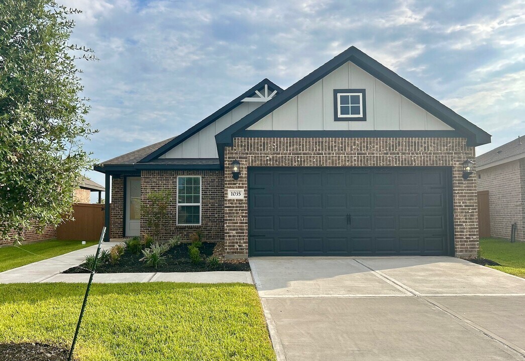 1035 Rosewood Trl in Beasley, TX - Building Photo