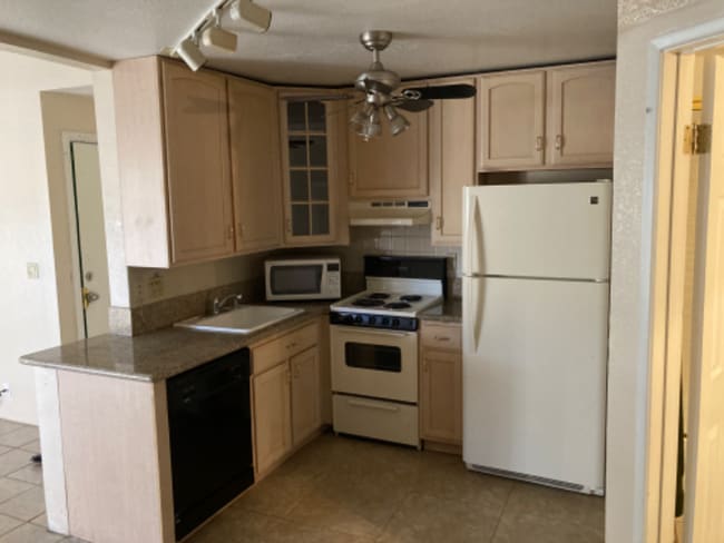 540 Elm Dr in Las Vegas, NV - Foto de edificio - Building Photo