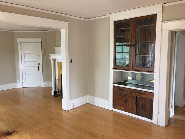 property at 2105 E Kenwood Blvd