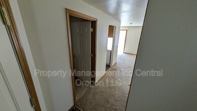 2110 Baines Blvd in Hubbard, OR - Building Photo - Building Photo