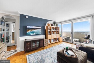 226 W Rittenhouse Square in Philadelphia, PA - Building Photo - Building Photo