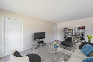 Camden Square in Groton, CT - Building Photo