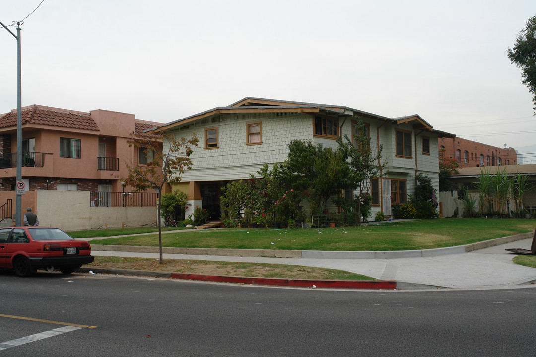 221 E Maple St in Glendale, CA - Building Photo