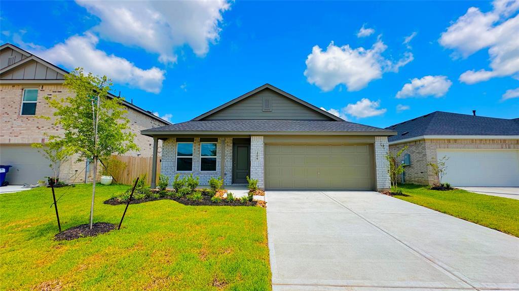 206 Amy St in Angleton, TX - Building Photo