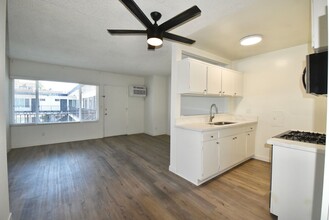 12255 Burbank Blvd, Unit 222 in Los Angeles, CA - Foto de edificio - Building Photo