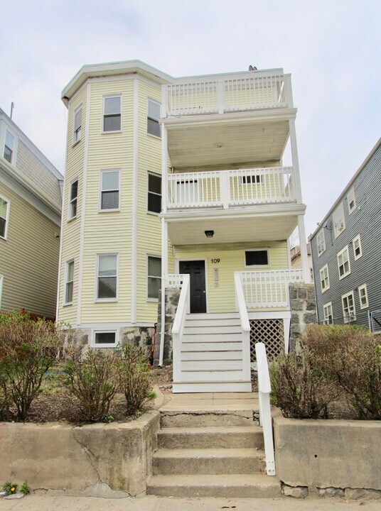 109 Pleasant St, Unit 4 in Boston, MA - Building Photo