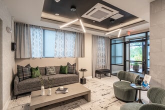 Nuovo Apartments in Bellevue, WA - Building Photo - Lobby