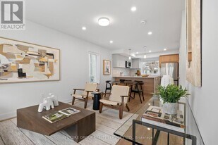 34 Poplar Ave in Toronto, ON - Building Photo