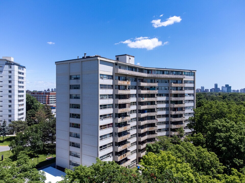 Lambeth House in Toronto, ON - Building Photo