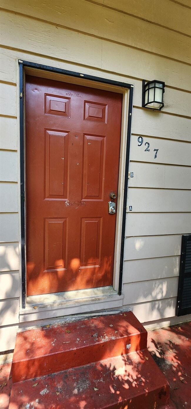 927 Hawthorne St in Tallahassee, FL - Building Photo - Building Photo