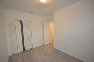 2197 Davis Ct in Ft. Myers, FL - Foto de edificio - Building Photo