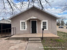 950 S 10th St in Slaton, TX - Building Photo