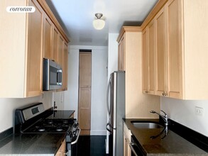 210 E 68th St in New York, NY - Building Photo - Building Photo