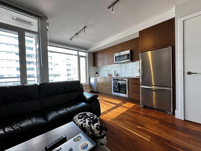 111 13th St E in North Vancouver, BC - Building Photo - Building Photo