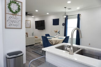 8724 Peachtree St in Houston, TX - Foto de edificio - Building Photo