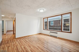 211 Ampere Pkwy in Bloomfield, NJ - Building Photo - Building Photo