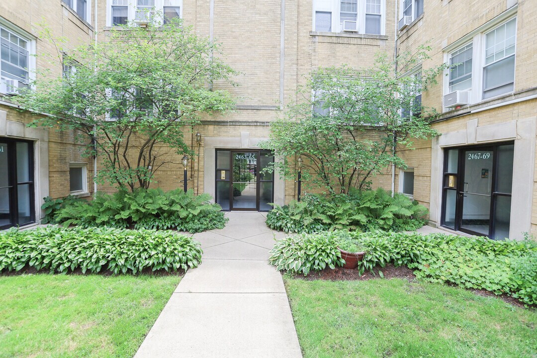 2465 W Gunnison St in Chicago, IL - Building Photo