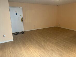 18530 Hatteras St, Unit 108 in Tarzana, CA - Foto de edificio - Building Photo